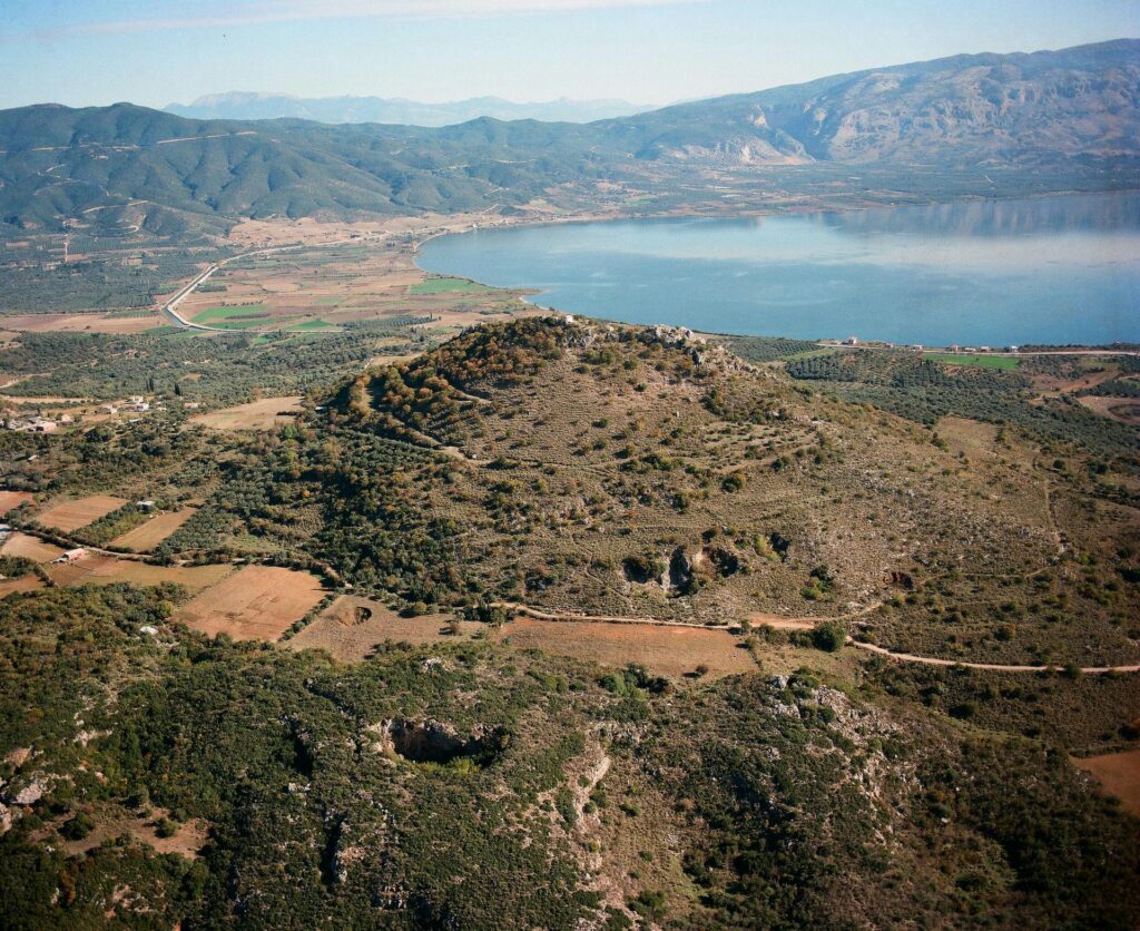 Αεροφωτογραφία του λόφου του Αγ. Ηλία Σταμνάς. Αρχείο ΕΦΑΑΙΤ