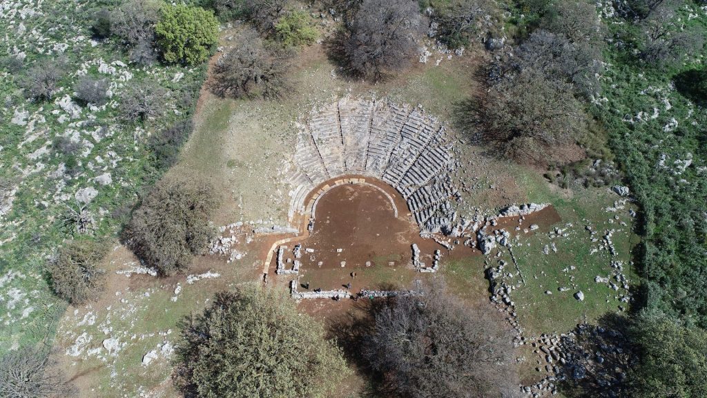 Το θέατρο Οινιαδών πριν τις εργασίες αποκατάστασης. Αρχείο ΕΦΑΑΙΤ. Φωτό. Γ. Μπούρχας.