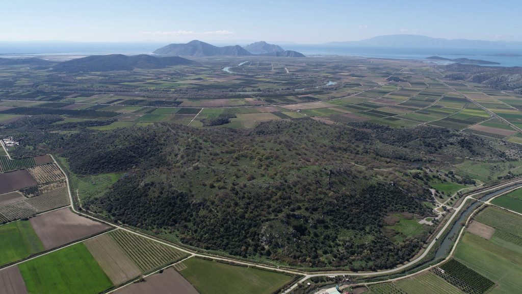 Ο λόφος Τρίκαρδος ή Τρικαδόκαστρο. Αρχείο ΕΦΑΑΙΤ. Φωτό. Γ. Μπούρχας.