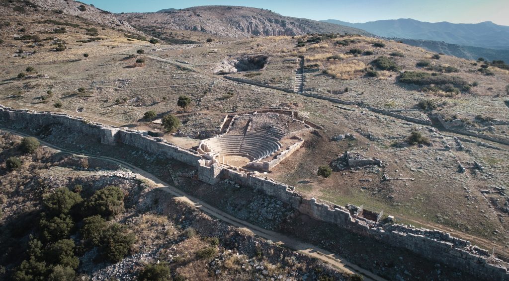 Το αρχαίο θέατρο της Πλευρώνας μετά την ολοκλήρωση των εργασιών αποκατάστασης. Αρχείο ΕΦΑΑΙΤ.