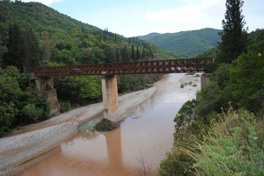 Ο Εύηνος ποταμός στο ύψος της γέφυρας Μπανιά. Αρχείο ΕΦΑΑΙΤ.