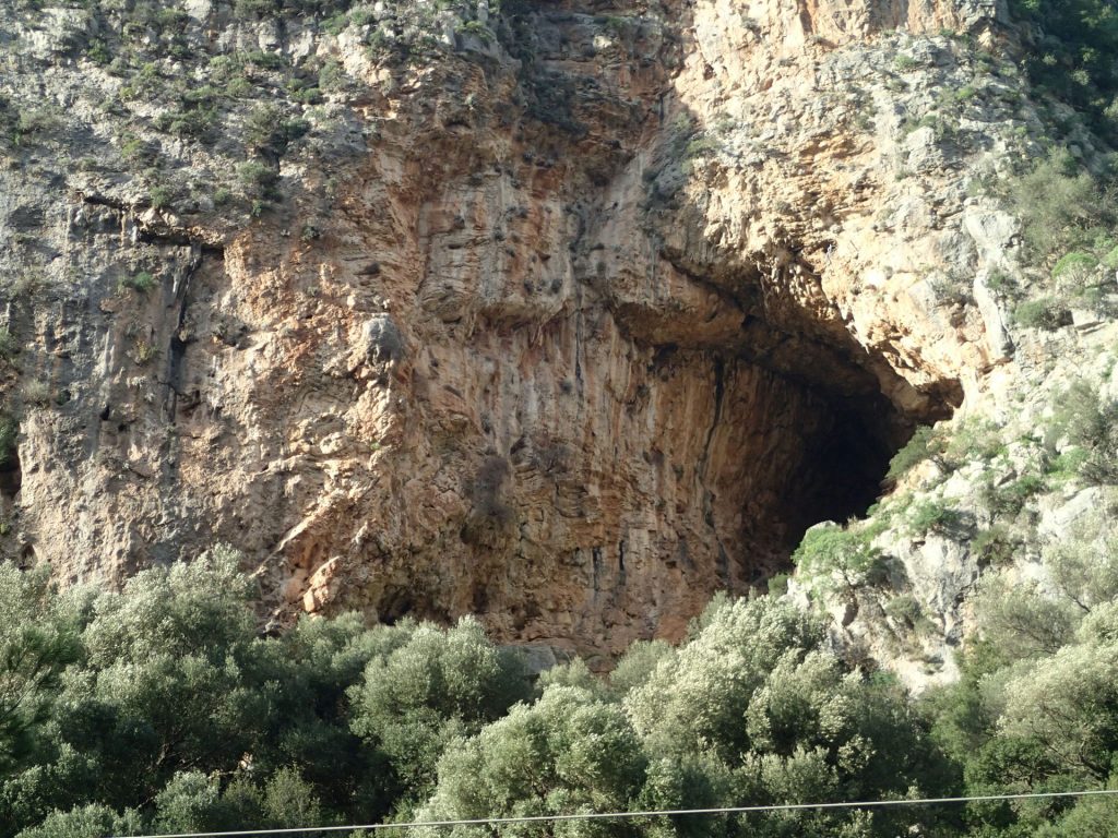 Μεγάλη σπηλιά στην Κλεισούρα. Φωτό: Κ. Μπακολίτσας.