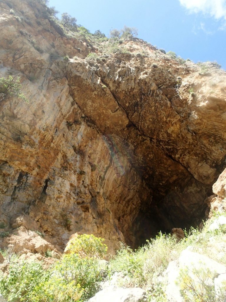 Μεγάλη σπηλιά στην Κλεισούρα. Φωτό: Κ. Μπακολίτσας.