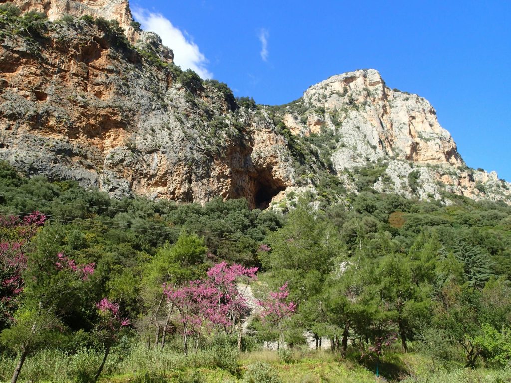 Μεγάλη σπηλιά στην Κλεισούρα. Φωτό: Κ. Μπακολίτσας.