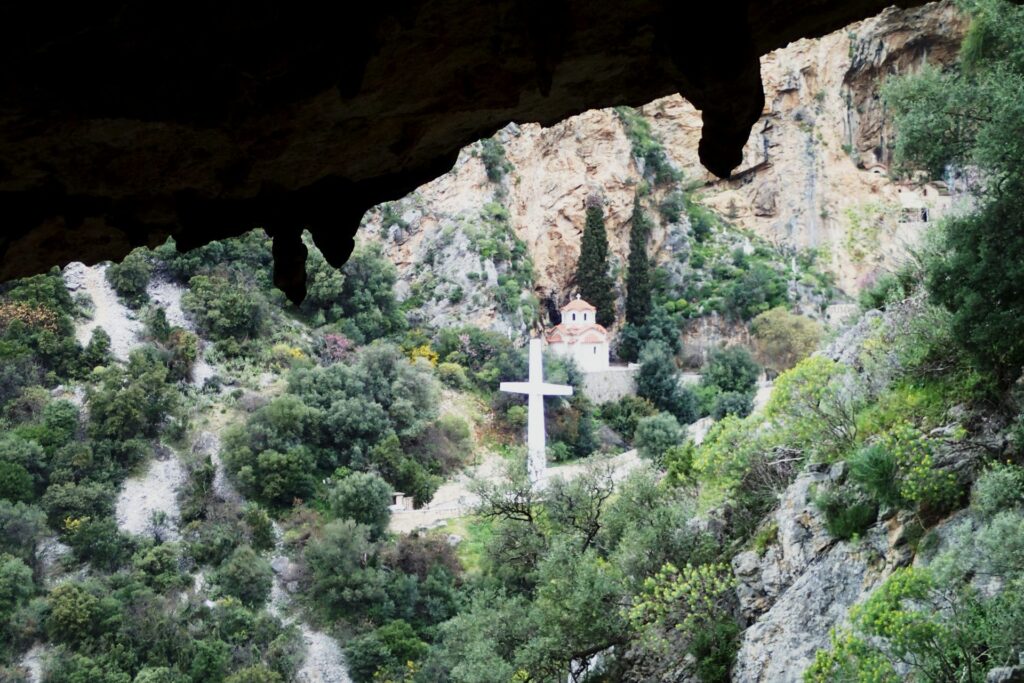 Φαράγγι Κλεισούρας. άποψη από τη βραχοσκεπή "Στόμα του Δράκου". Φωτό: Κ. Μπακολίτσας.