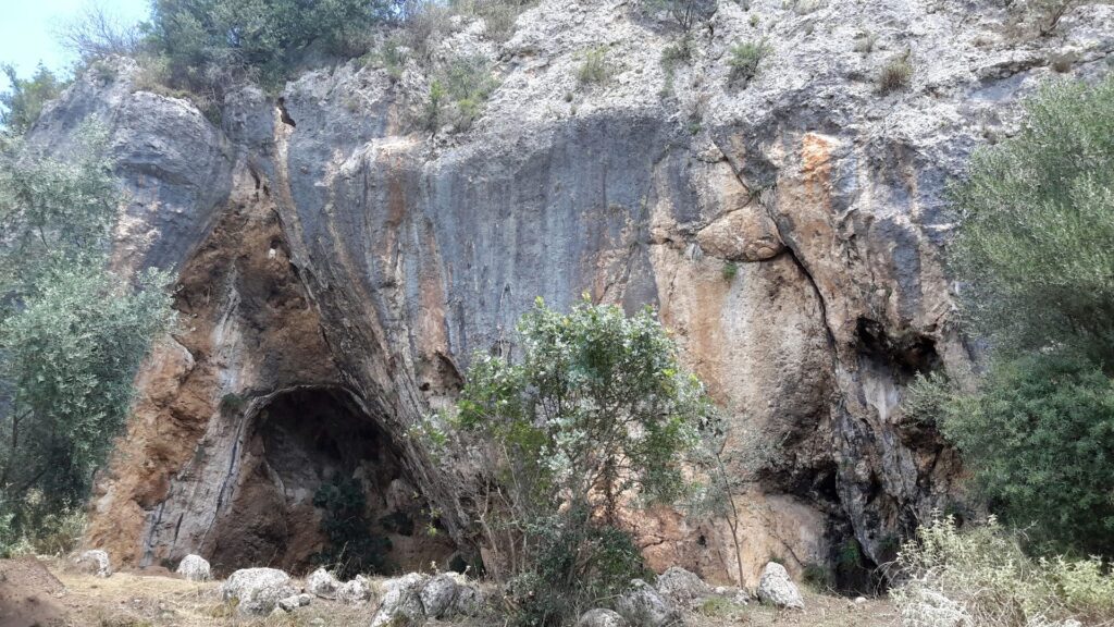 Η Κόκκινη Σπηλιά στην περιοχή του Αγ. Ηλία. Φωτό: Εφορεία Παλαιοανθρωπολογίας και Σπηλαιολογίας