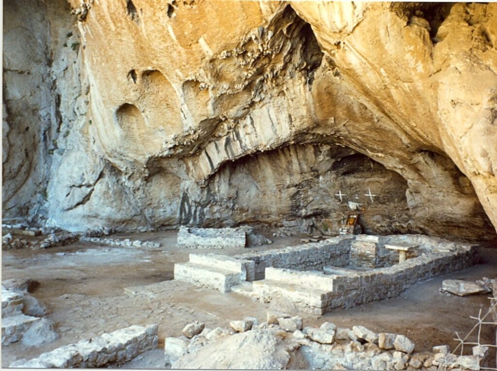 Σπήλαιο Αγ. Νικολάου, νότιας Βαράσοβας. Πηγή: Αθ. Παλιούρας, Βυζαντινή Αιτωλοακαρνανία.